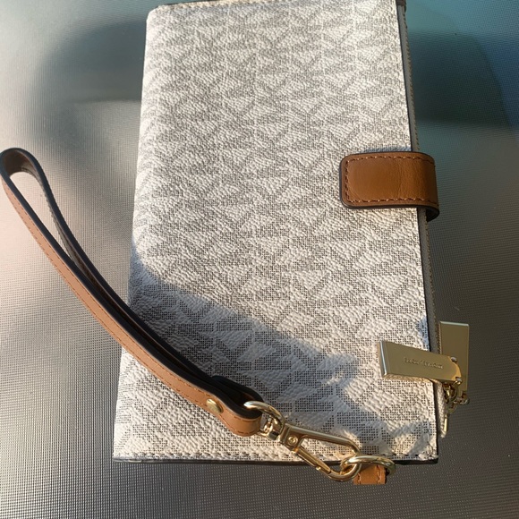 Michael Kors Handbags - Micheal Kors wristlet wallet